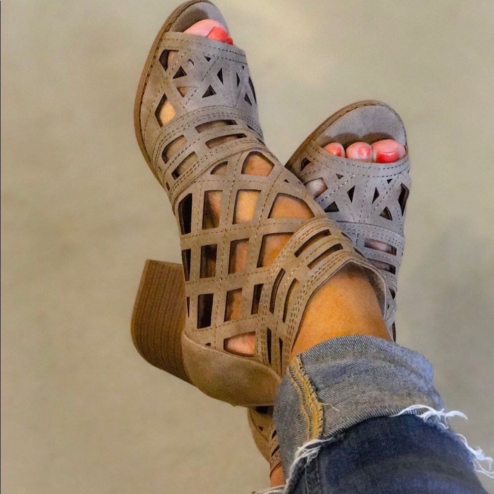 💋 SALE 💋 Chunky Taupe Heels